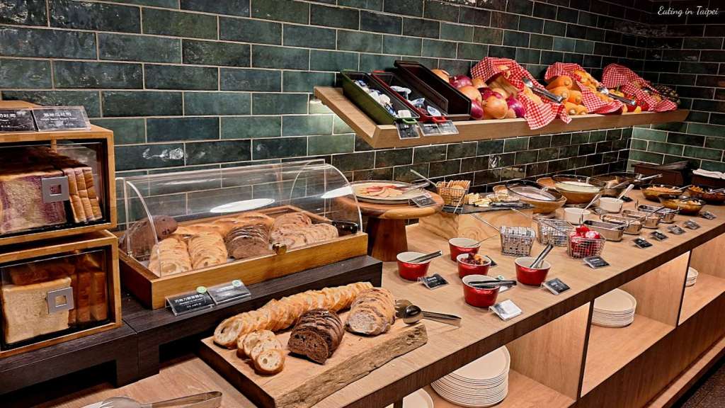 Just Sleep Tainan Just Cafe breakfast bread 1